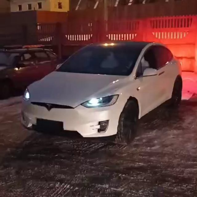 Как устроить шоу в зимний вечер на работе😁 #Tesla #modelX наши мастера эту даму  восстановили и вдохнули в нее жизнь
#tesla #models #elonmask #hybridelectro #гибридэлектро #гибрид
#hybridelectro  #гибридэлектро #стовгомеле #ремонтгибридныхавто #гибридныеавто #гибридсервис #гибрид #hybrid #беларусь #диагностикаавто #belarus #автоэлектрика #автослесарь #electromobility #honda #тойота #хонда #качество #lexus #tesla #гомель #gomel #energy #toyota #prius #priusc #instaauto